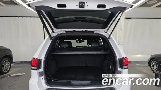 Jeep Grand Cherokee 2020 — ფოტო 26/30