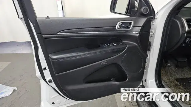 Jeep Grand Cherokee 2020 — ფოტო 8/30