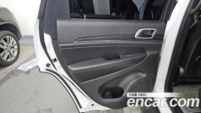 Jeep Grand Cherokee 2020 — ფოტო 9/30