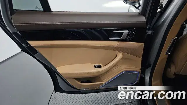 Porsche Panamera 2018 — ფოტო 32/36