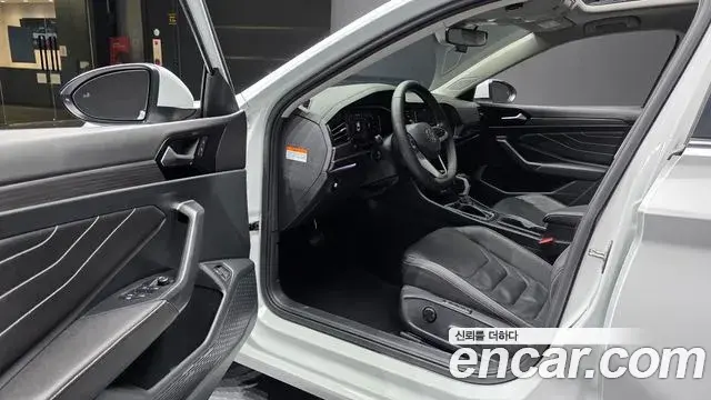 Volkswagen Jetta 2023 — Şəkil 10/20