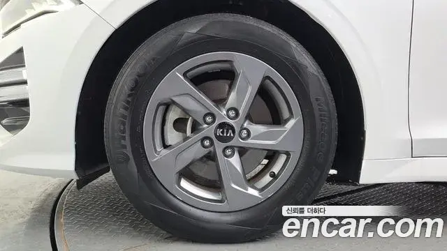 Kia K5 2021 — ფოტო 19/20