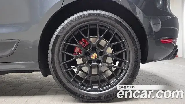 Porsche Macan 2020 — ფოტო 6/30