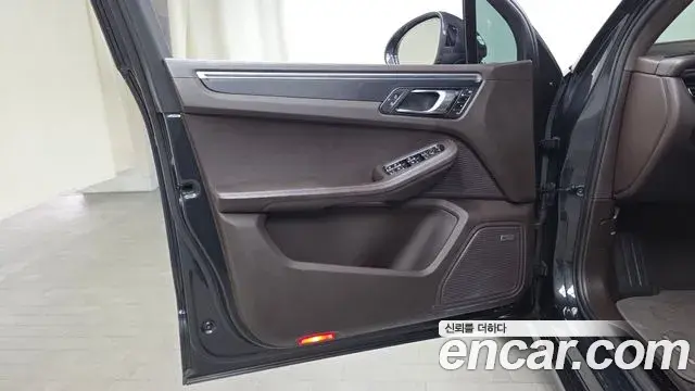 Porsche Macan 2020 — ფოტო 9/30