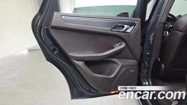 Porsche Macan 2020 — ფოტო 7/30