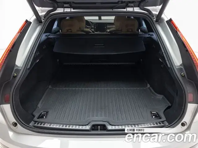 Volvo V90 Cross Country 2023 — ფოტო 16/19