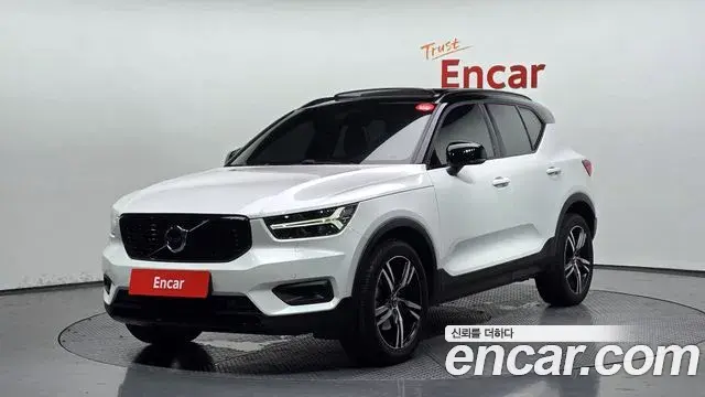 Volvo XC40 2021 — Фото 1/20
