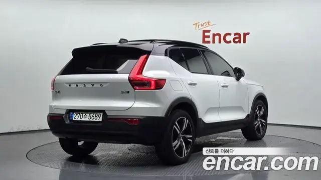 Volvo XC40 2021 — Фото 2/20