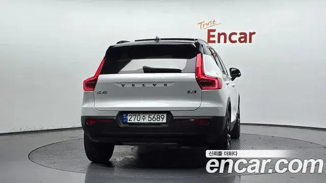 Volvo XC40 2021 — Фото 4/20