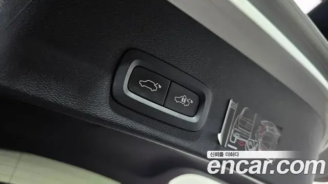 Volvo XC40 2021 — Фото 19/20