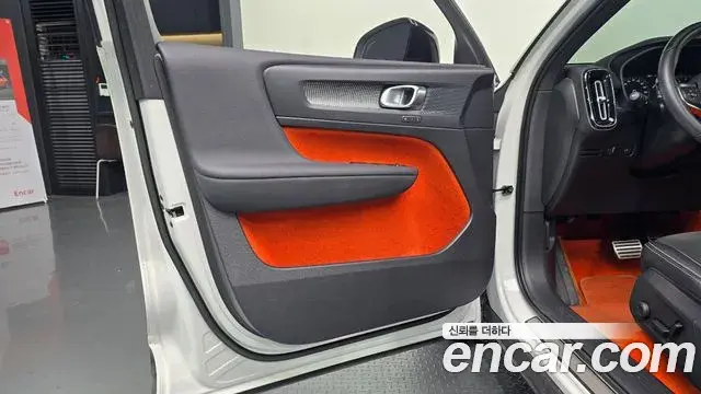 Volvo XC40 2021 — Şəkil 27/30
