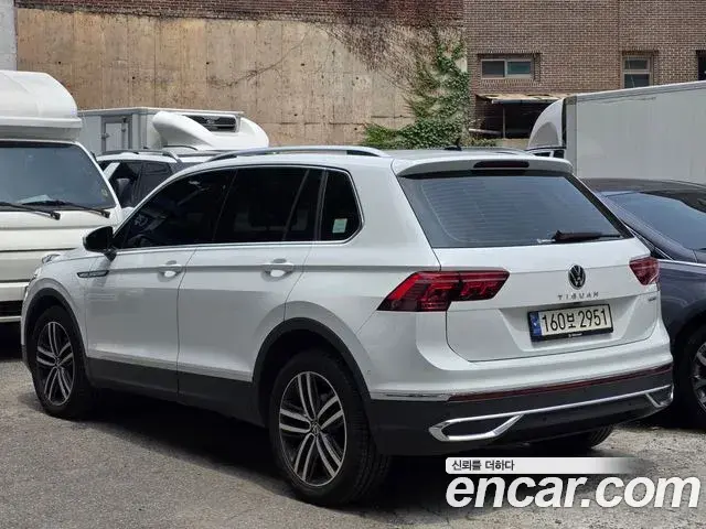 Volkswagen Tiguan 2023 — Photo 17/18