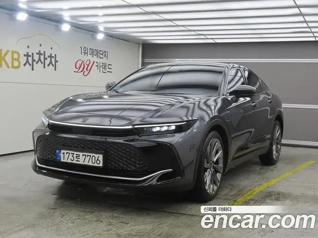 Toyota Crown Crossover 2024 — Photo 8/20