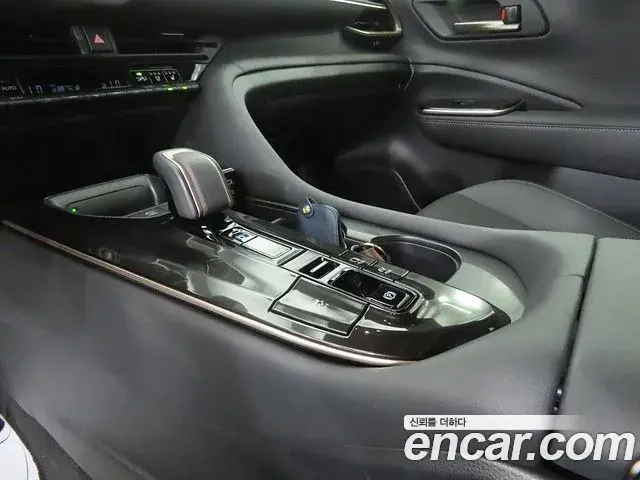 Toyota Crown Crossover 2024 — Photo 1/20