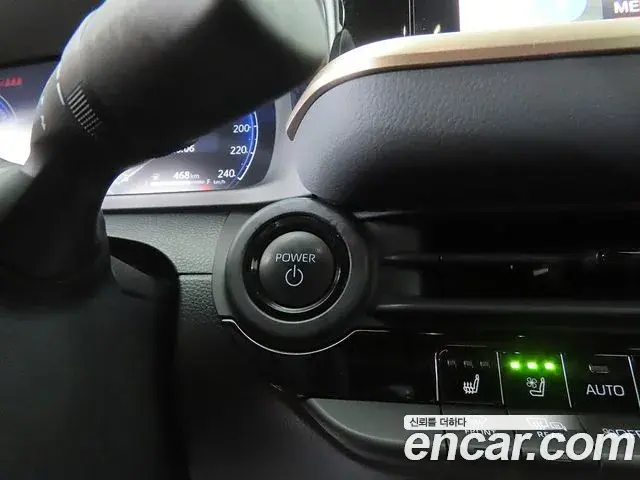 Toyota Crown Crossover 2024 — Photo 10/20