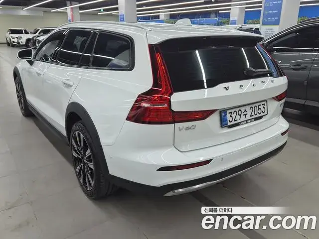 Volvo V60 Cross Country 2023 — Şəkil 2/20