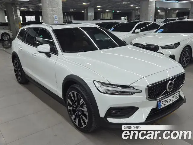 Volvo V60 Cross Country 2023 — Şəkil 16/20