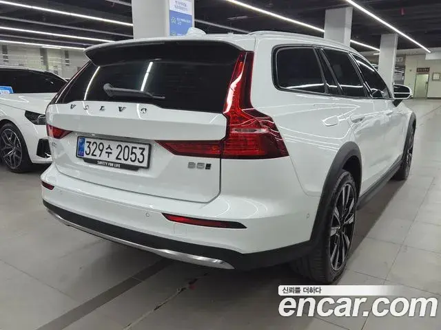 Volvo V60 Cross Country 2023 — Şəkil 19/20