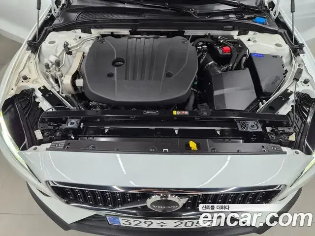Volvo V60 Cross Country 2023 — Şəkil 18/20
