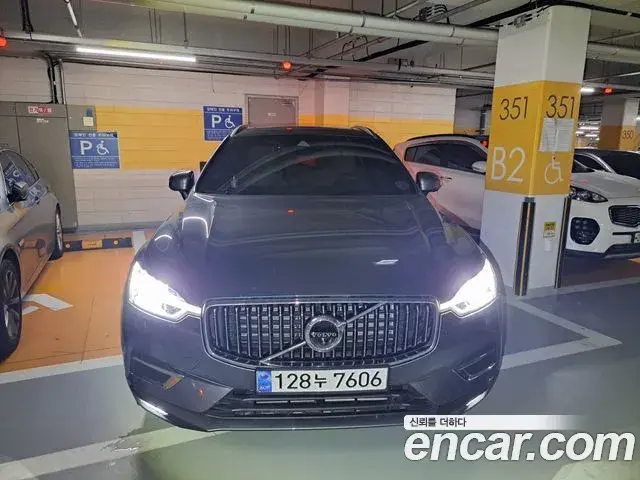 Volvo XC60 2019 — ფოტო 16/20