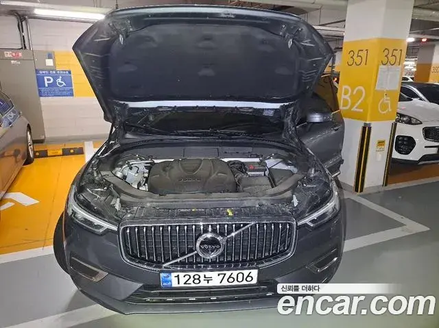 Volvo XC60 2019 — ფოტო 10/20