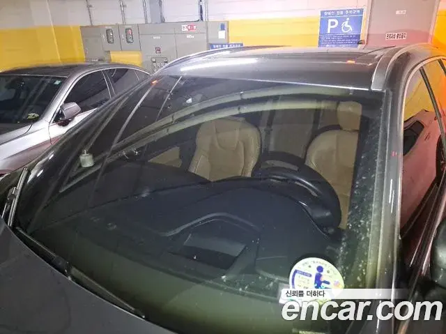 Volvo XC60 2019 — ფოტო 15/20