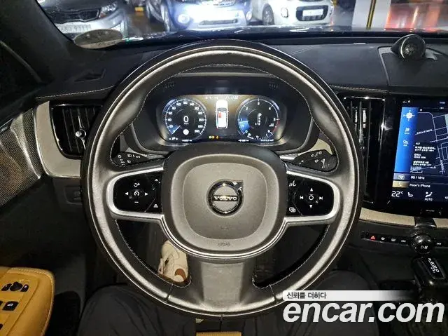 Volvo XC60 2019 — ფოტო 4/20