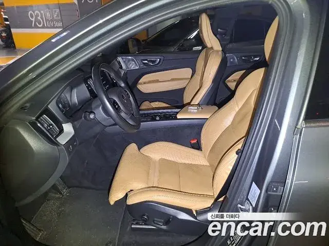 Volvo XC60 2019 — ფოტო 7/20