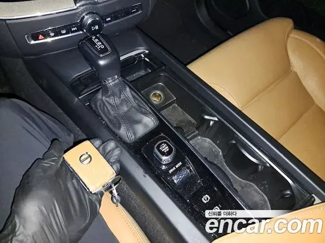 Volvo XC60 2019 — ფოტო 3/20
