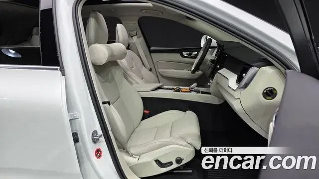 Volvo XC60 2025 — Photo 3/31
