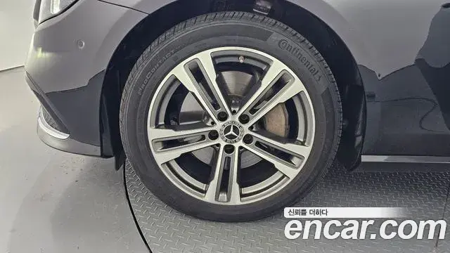Mercedes-Benz E-Class 2022 — ფოტო 19/34