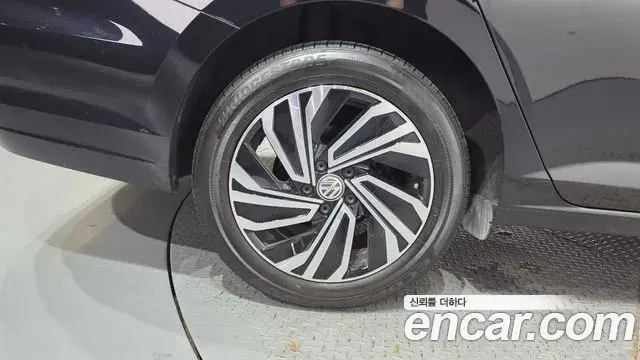 Volkswagen Jetta 2021 — Photo 11/35