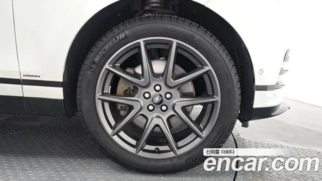 Land Rover Range Rover Velar 2021 — Şəkil 18/32