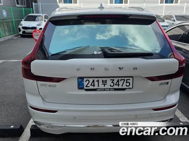 Volvo XC60 2025 — ფოტო 6/10