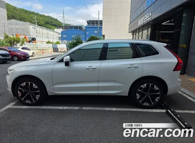 Volvo XC60 2025 — ფოტო 1/10