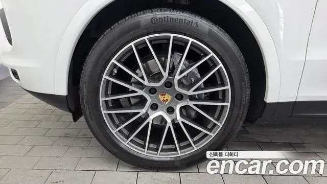Porsche Cayenne 2020 — ფოტო 12/36