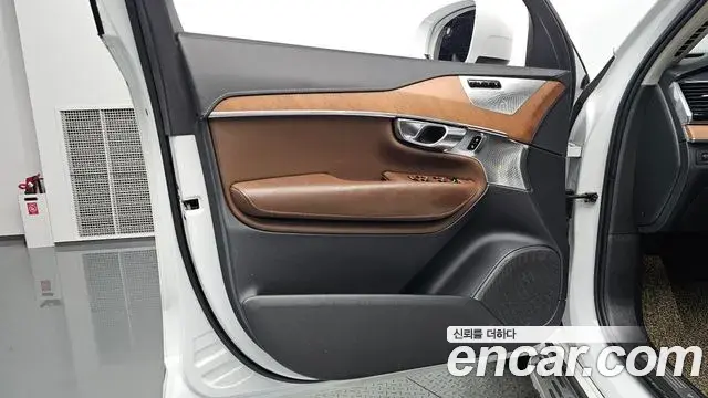 Volvo XC90 2019 — Photo 33/36