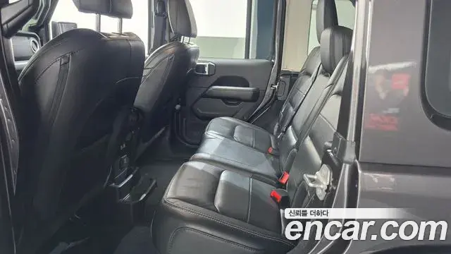 Jeep Wrangler 2021 — Photo 18/29