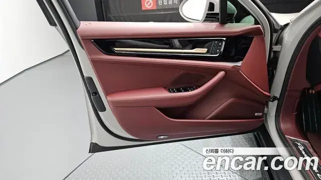 Porsche Panamera 2025 — ფოტო 19/39