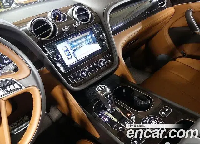Bentley Bentayga 2020 — ფოტო 8/20