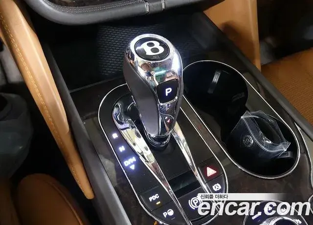 Bentley Bentayga 2020 — ფოტო 7/20