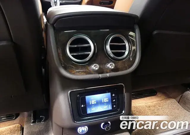 Bentley Bentayga 2020 — ფოტო 18/20