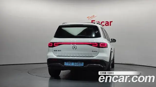 Mercedes-Benz EQB 2023 — Şəkil 17/20