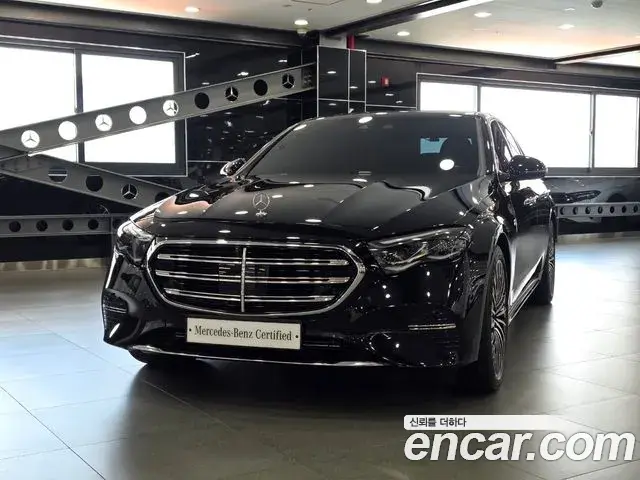 Mercedes-Benz E-Class 2025 — Photo 1/20