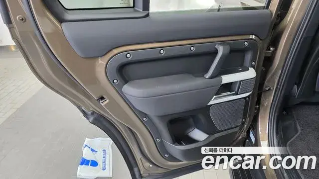 Land Rover Defender 2021 — ფოტო 13/32