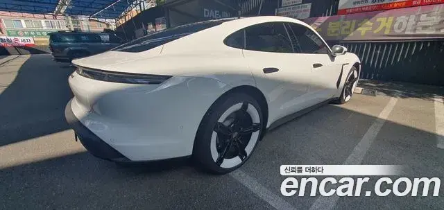 Porsche Taycan 2025 — Şəkil 9/16