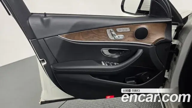 Mercedes-Benz E-Class 2018 — Photo 8/32