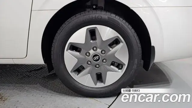 Hyundai Staria 2022 — ფოტო 24/32