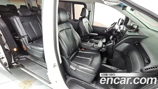 Hyundai Staria 2022 — ფოტო 3/32
