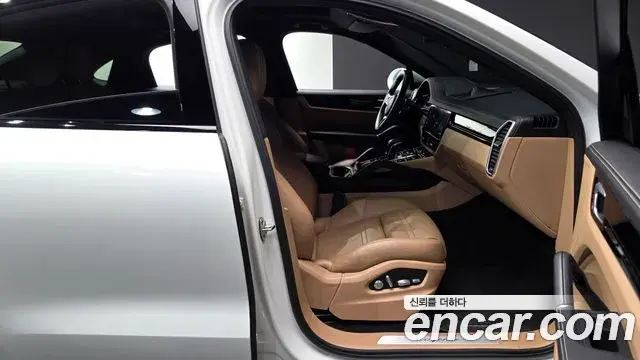 Porsche Cayenne 2020 — ფოტო 6/20